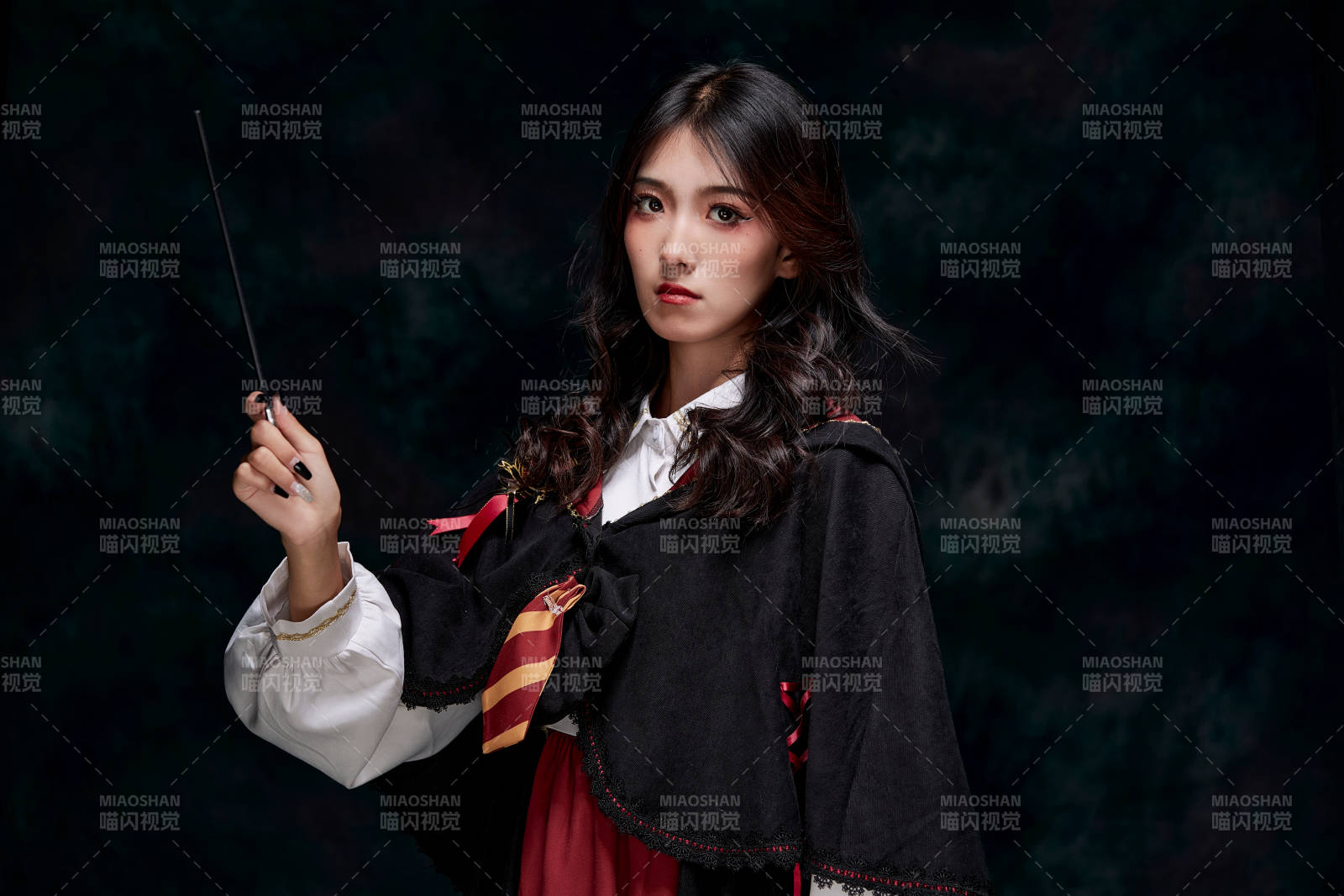 角色扮演霍格沃茲魔法學院學生的少女