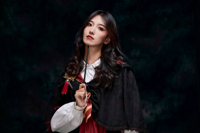 角色扮演霍格沃兹魔法学院学生的少女