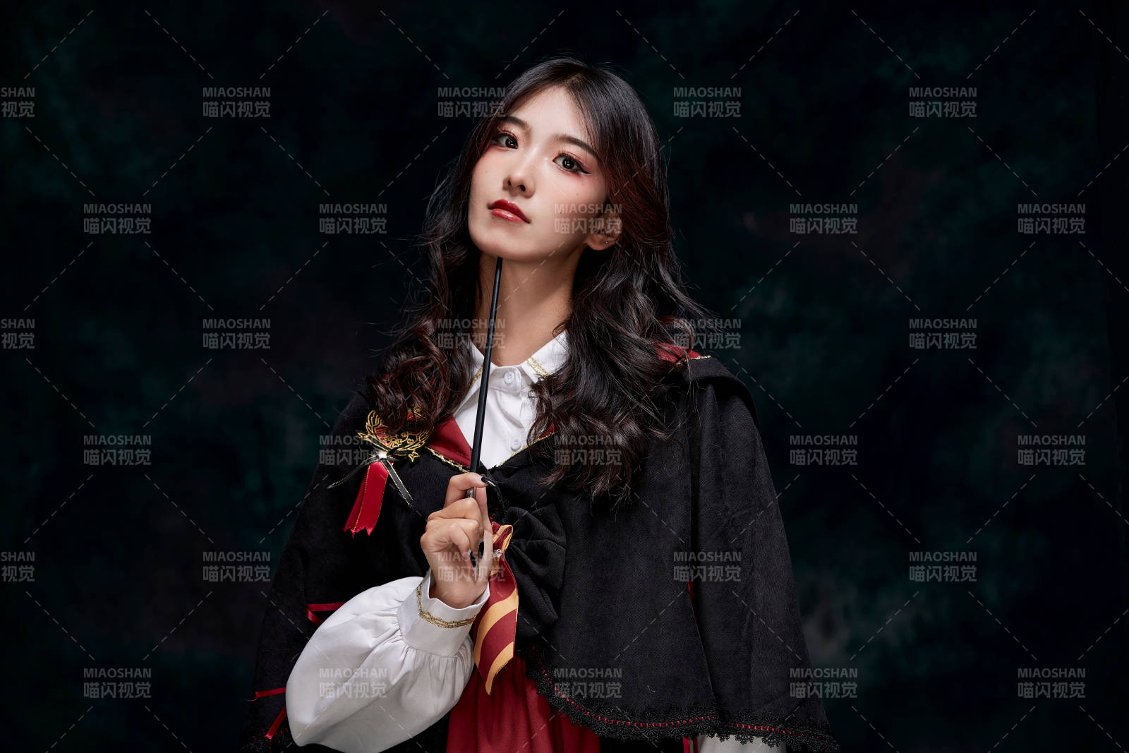 角色扮演霍格沃茲魔法學(xué)院學(xué)生的少女