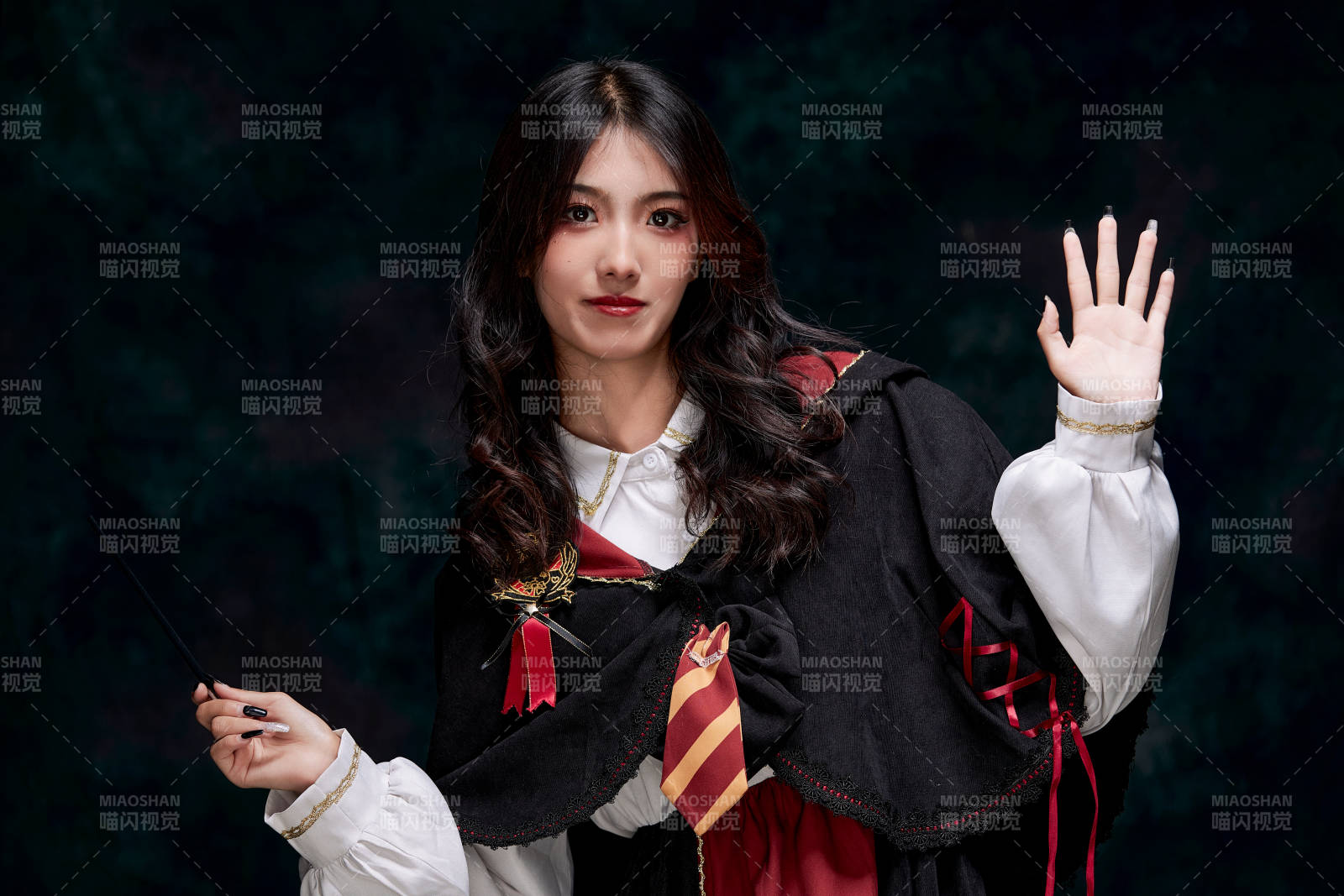 角色扮演霍格沃茲魔法學院學生的少女