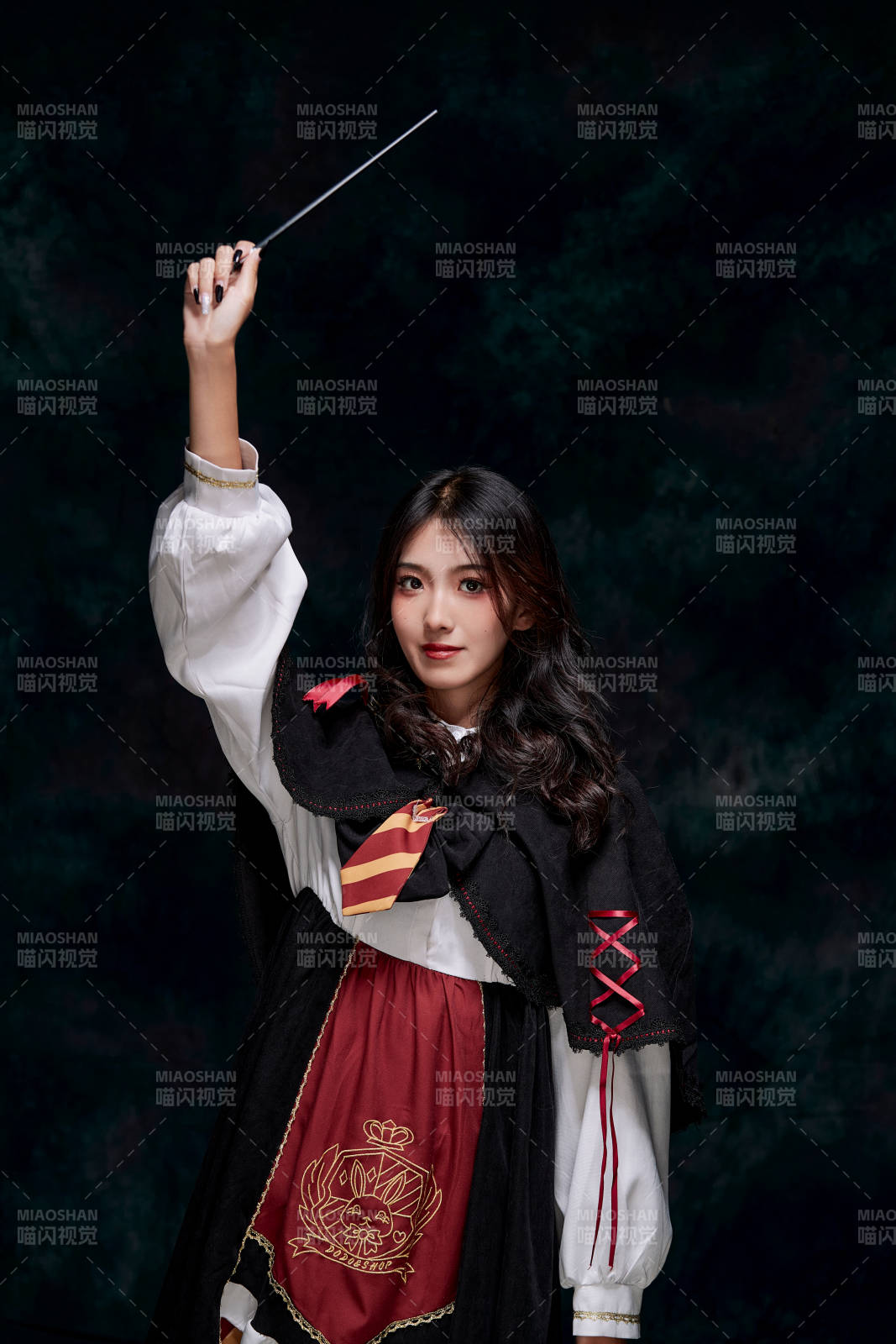 角色扮演霍格沃茲魔法學院學生的少女