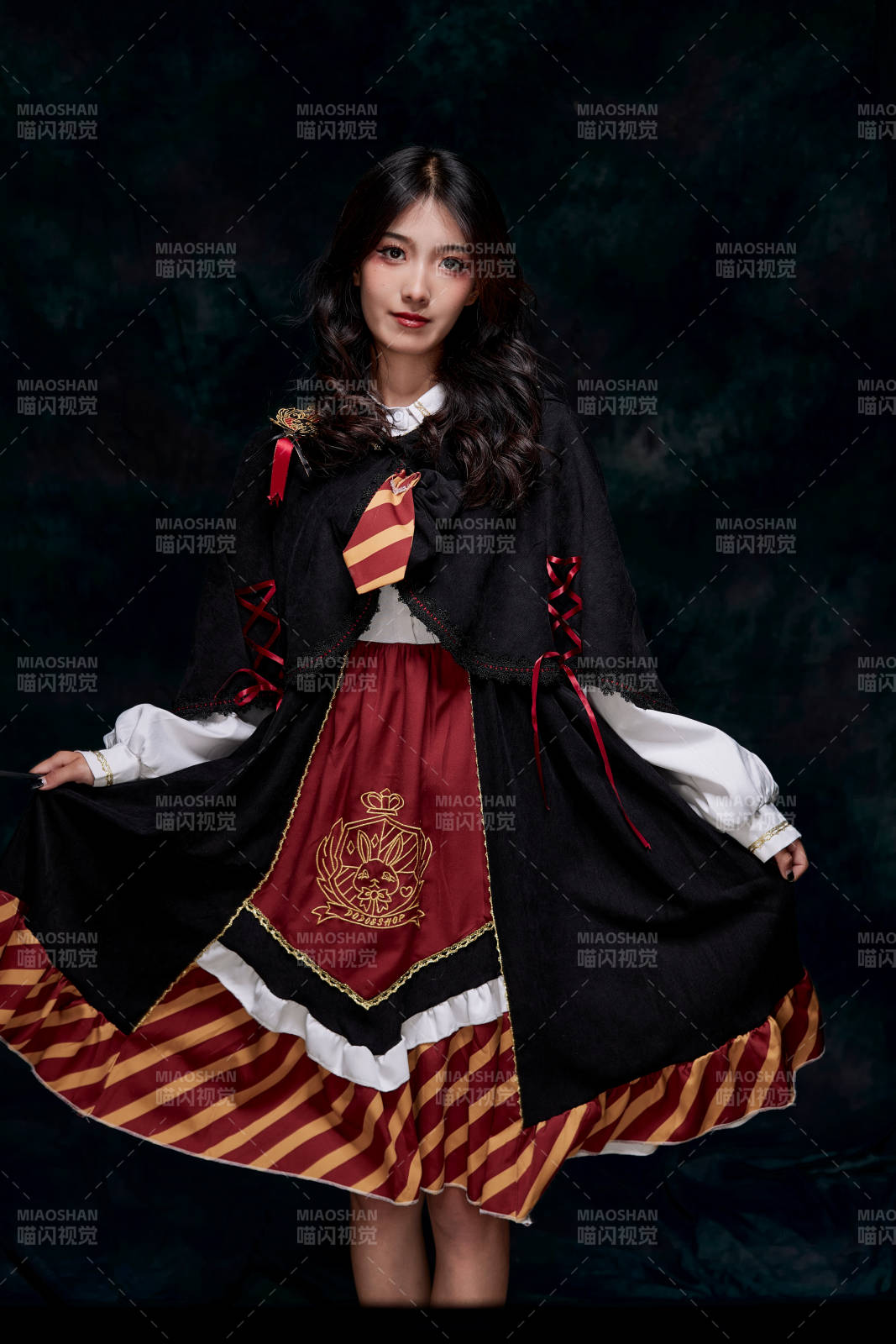 角色扮演霍格沃茲魔法學院學生的少女