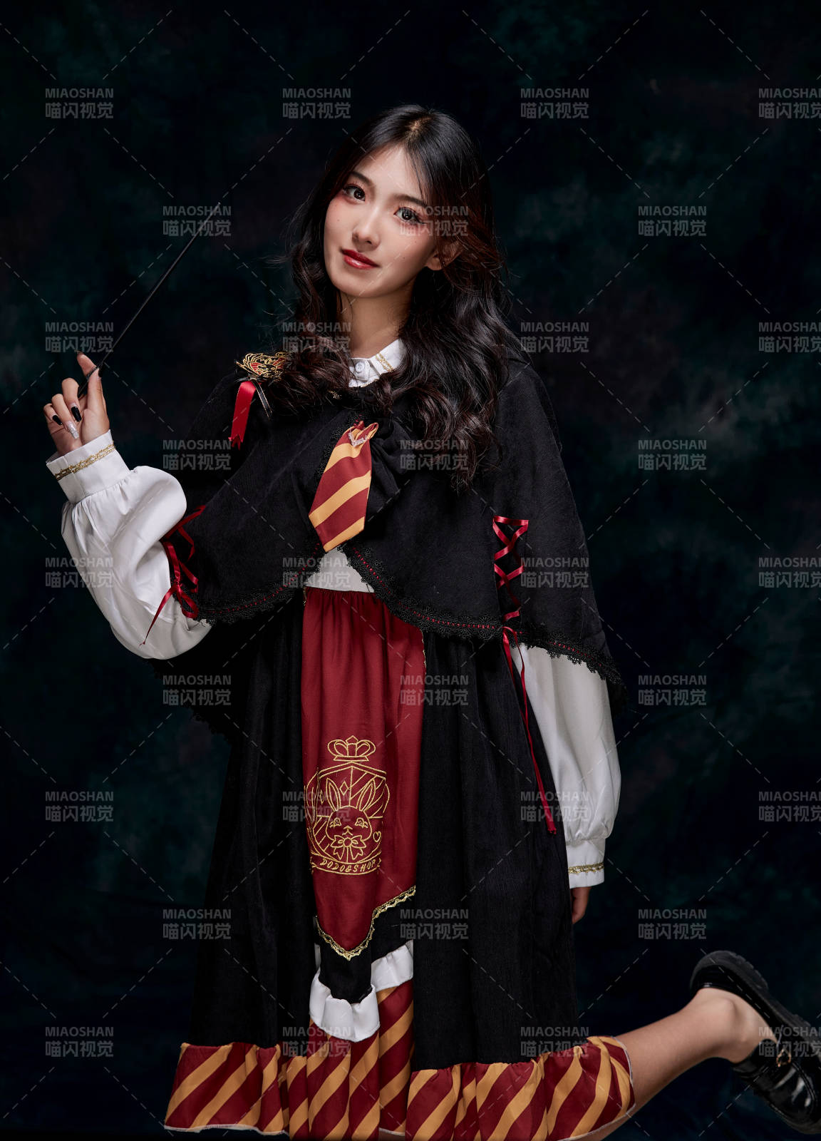 角色扮演霍格沃茲魔法學院學生的少女