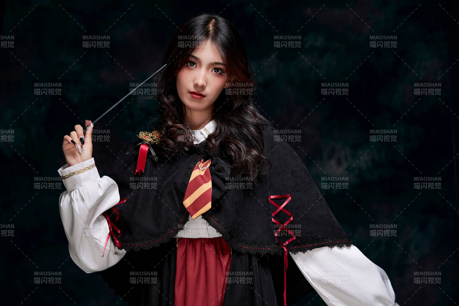 角色扮演霍格沃茲魔法學院學生的少女