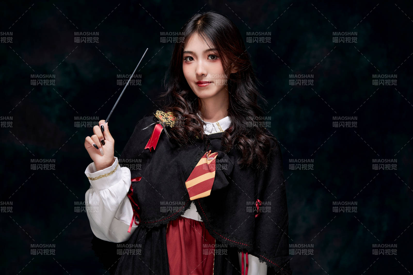 角色扮演霍格沃茲魔法學院學生的少女