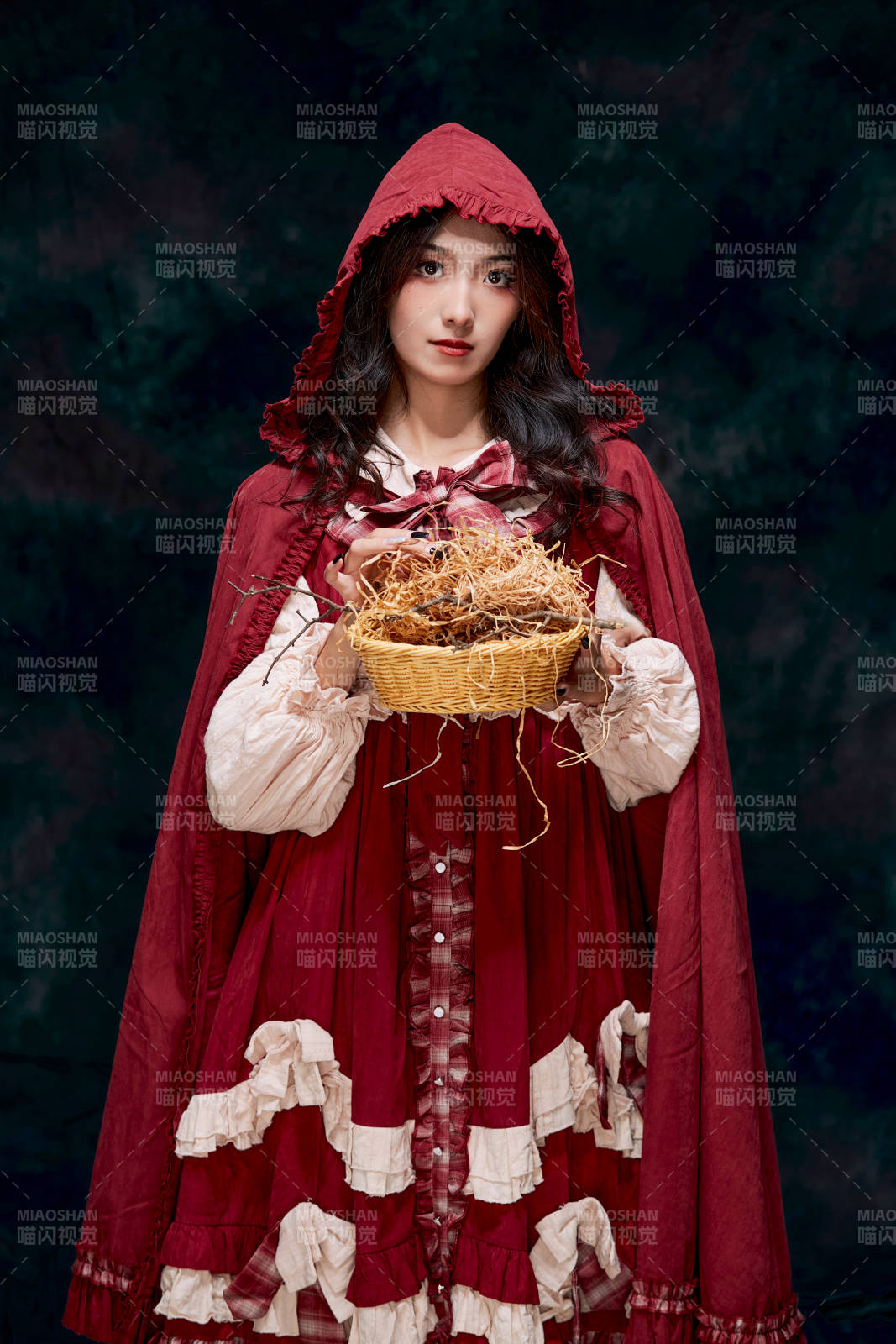 影棚內(nèi)角色扮演童話人物小紅帽的少女