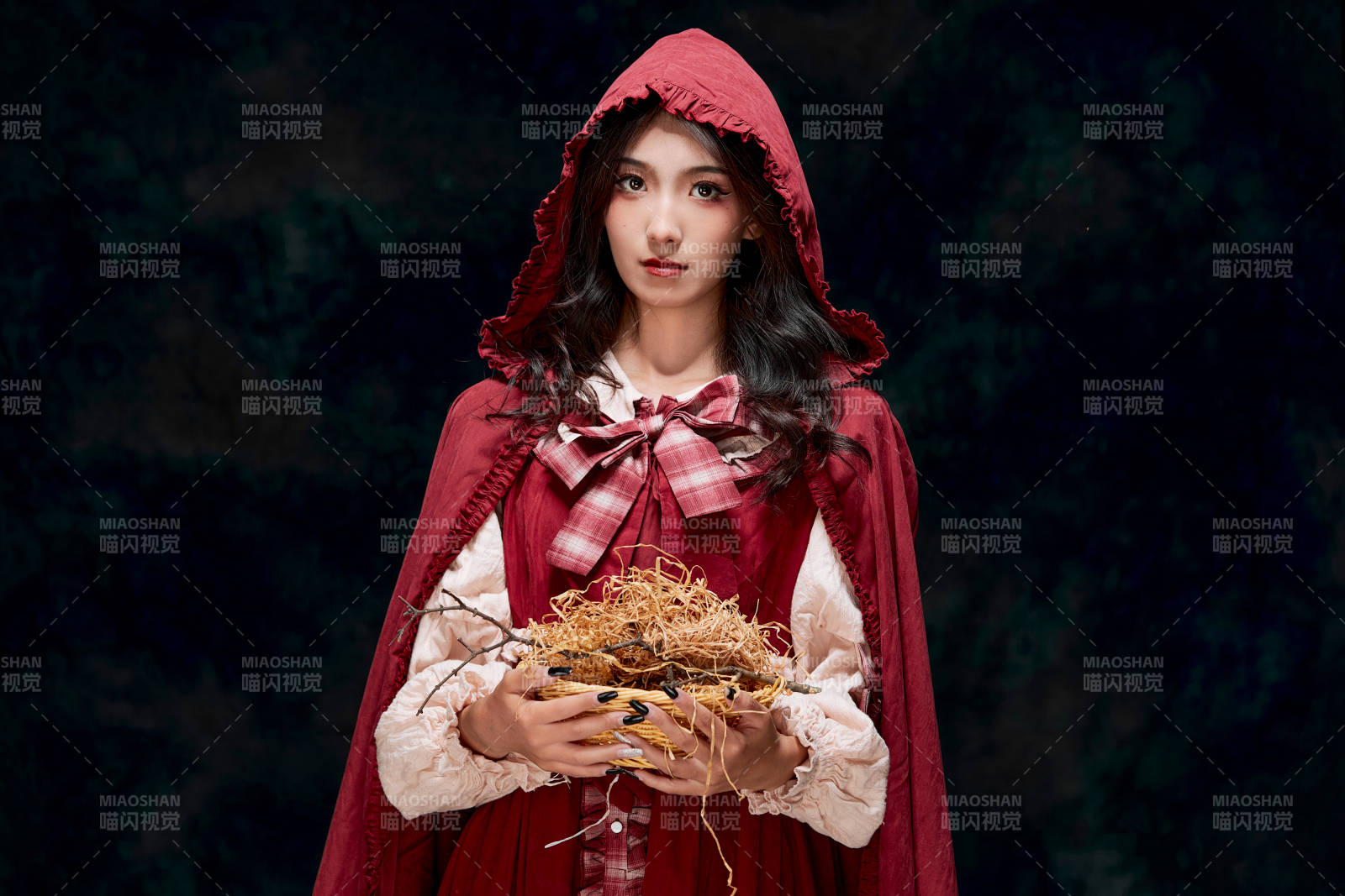 影棚內角色扮演童話人物小紅帽的少女