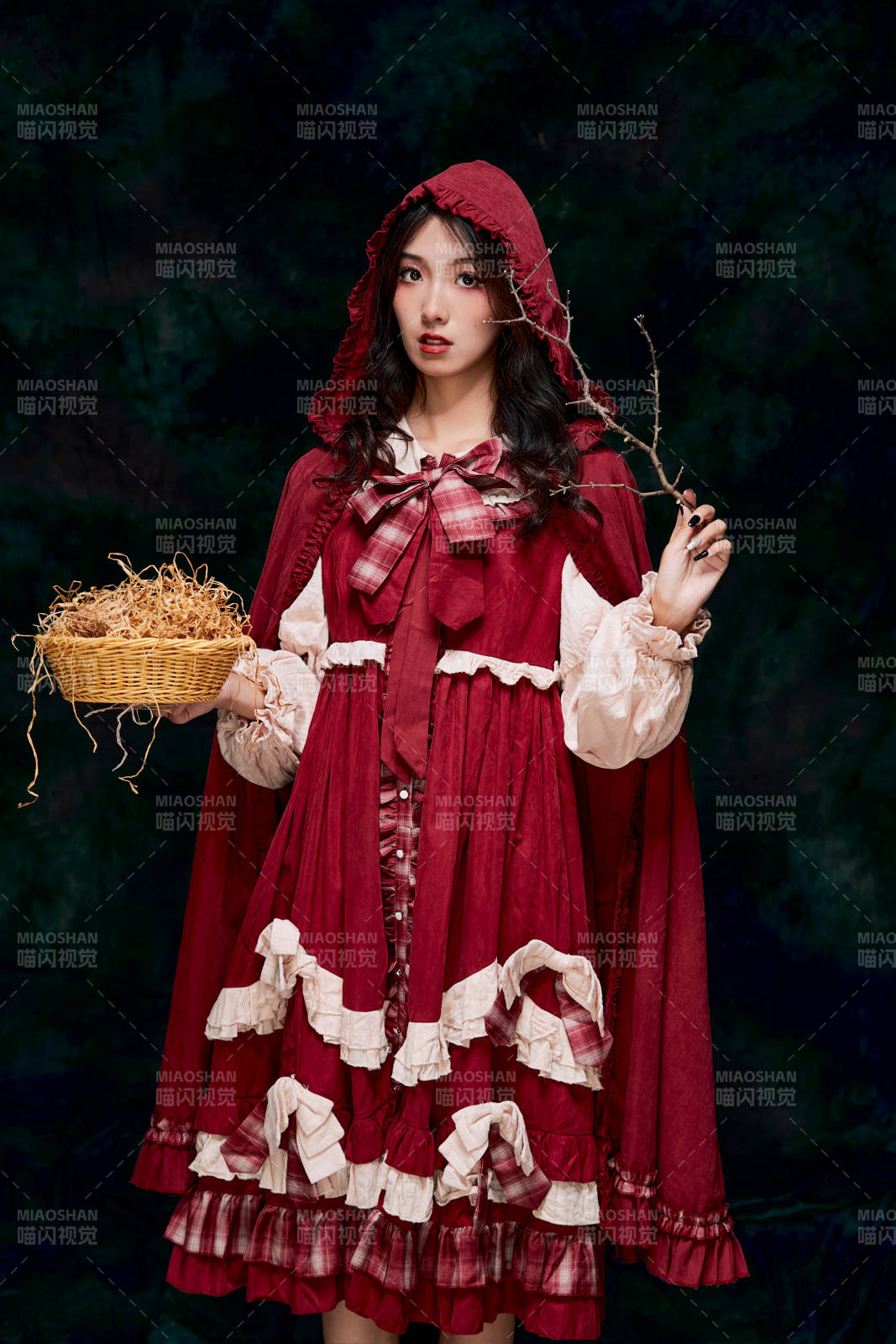 影棚內(nèi)角色扮演童話人物小紅帽的少女