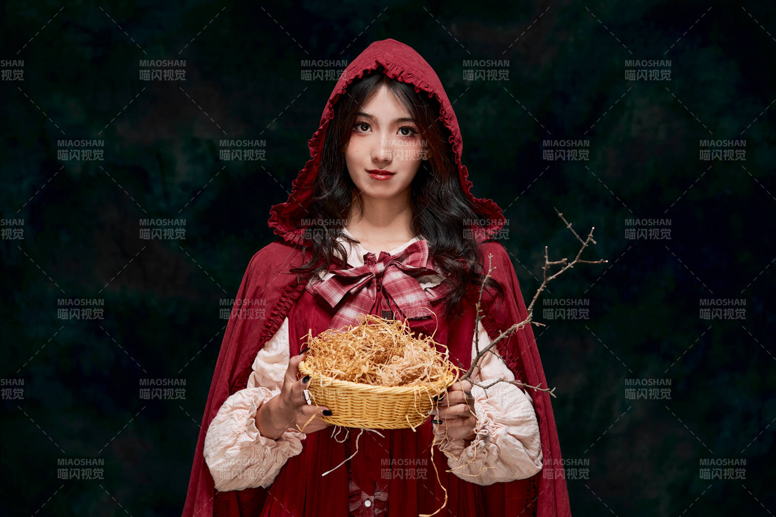 影棚內(nèi)角色扮演童話(huà)人物小紅帽的少女