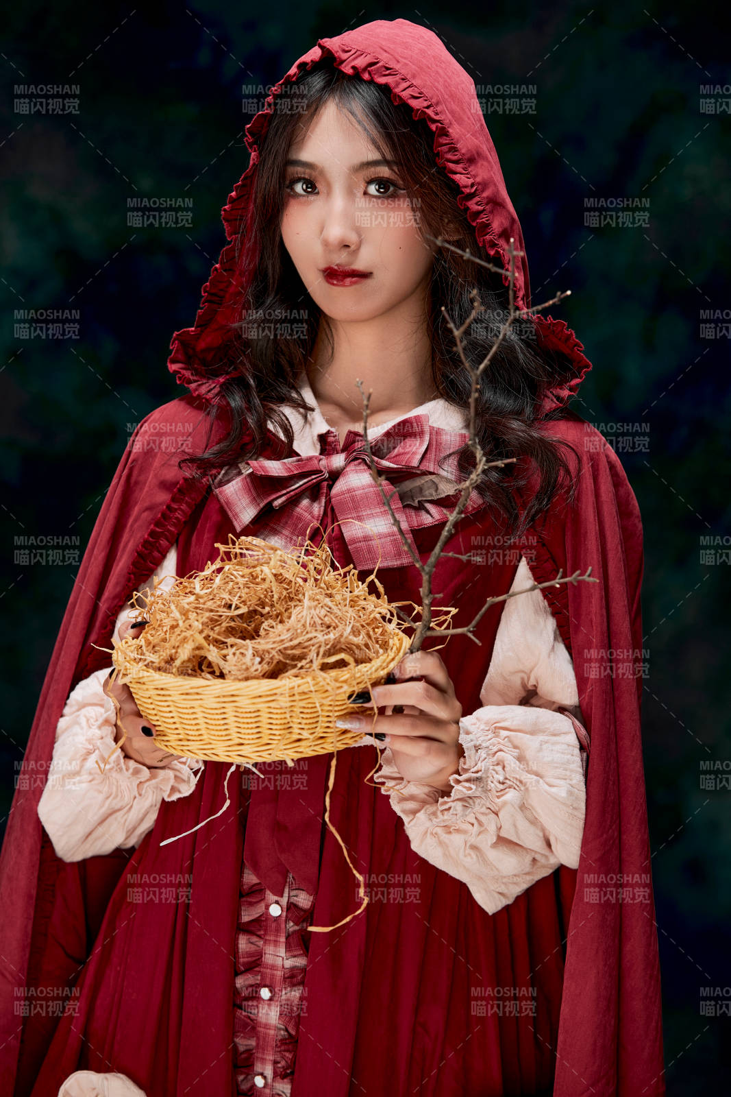 影棚内角色扮演童话人物小红帽的少女