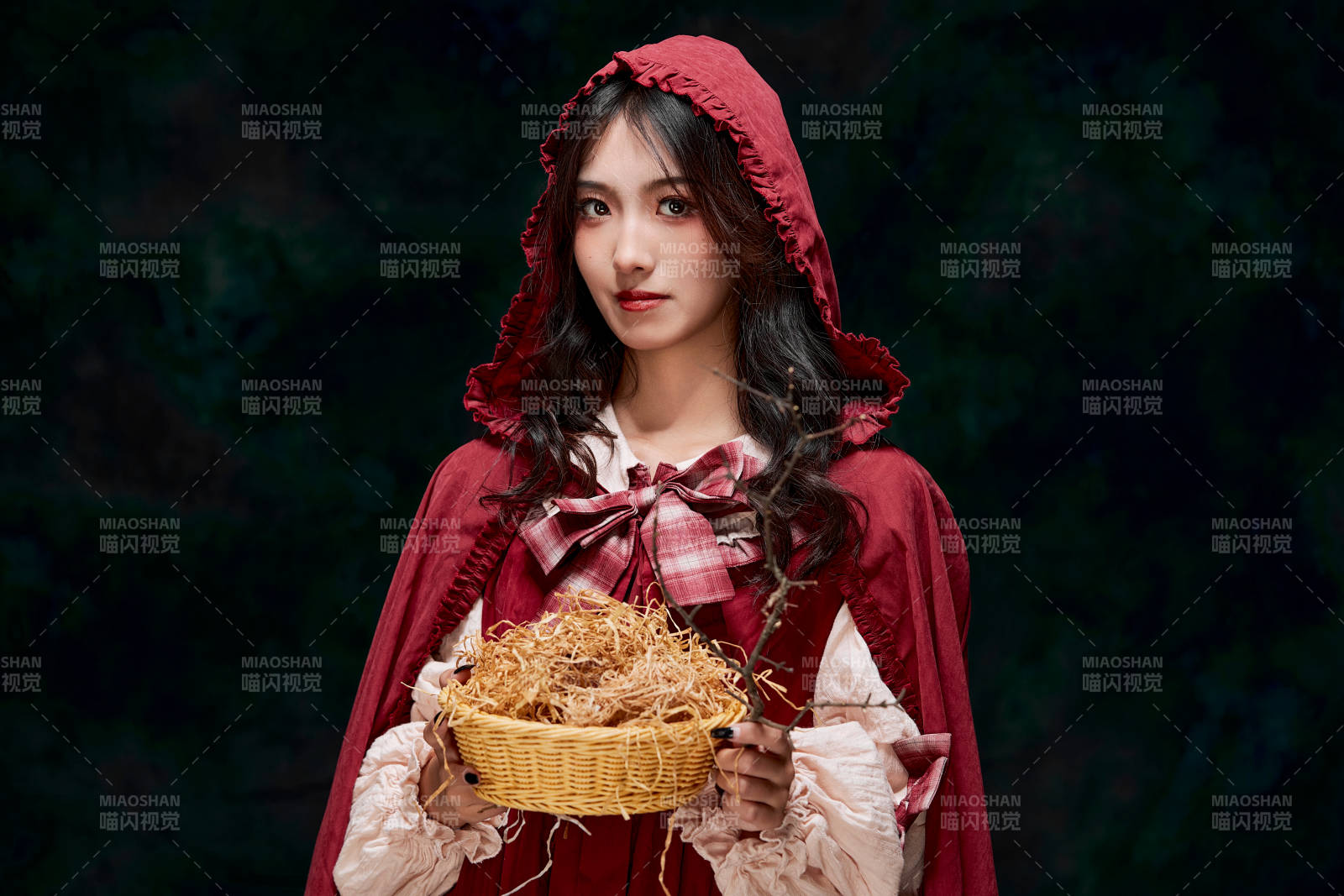 影棚內角色扮演童話人物小紅帽的少女