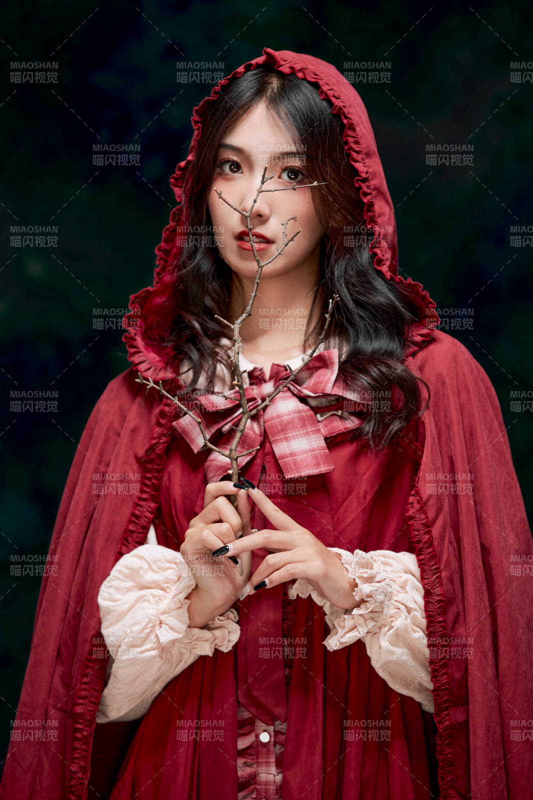 影棚内角色扮演童话人物小红帽的少女