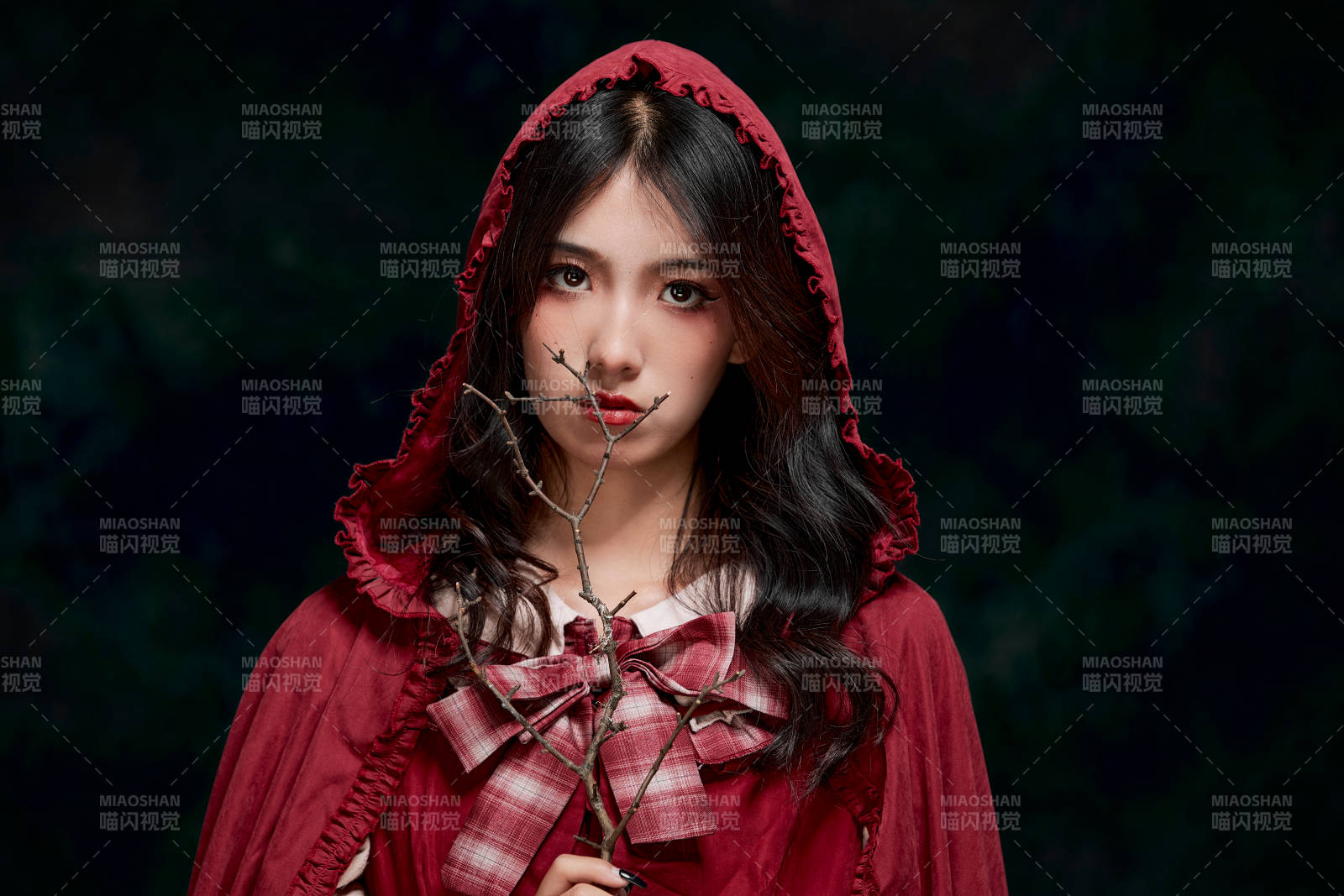 影棚内角色扮演童话人物小红帽的少女