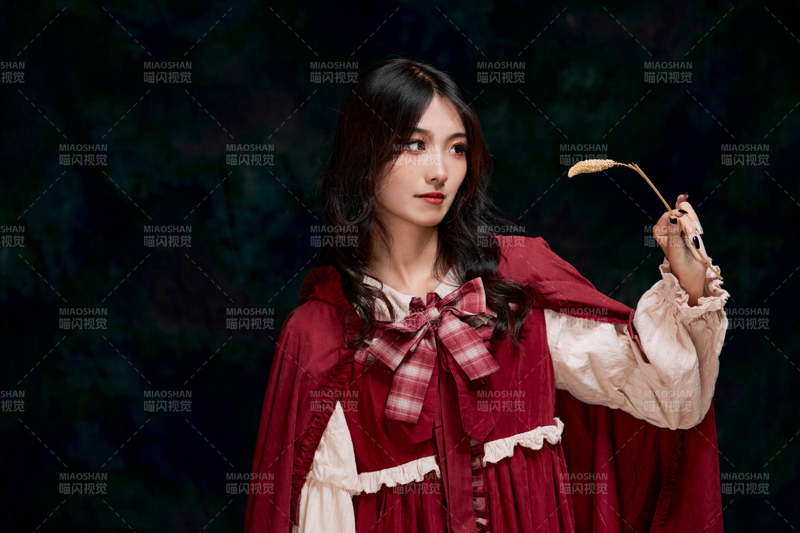 影棚內角色扮演童話人物小紅帽的少女