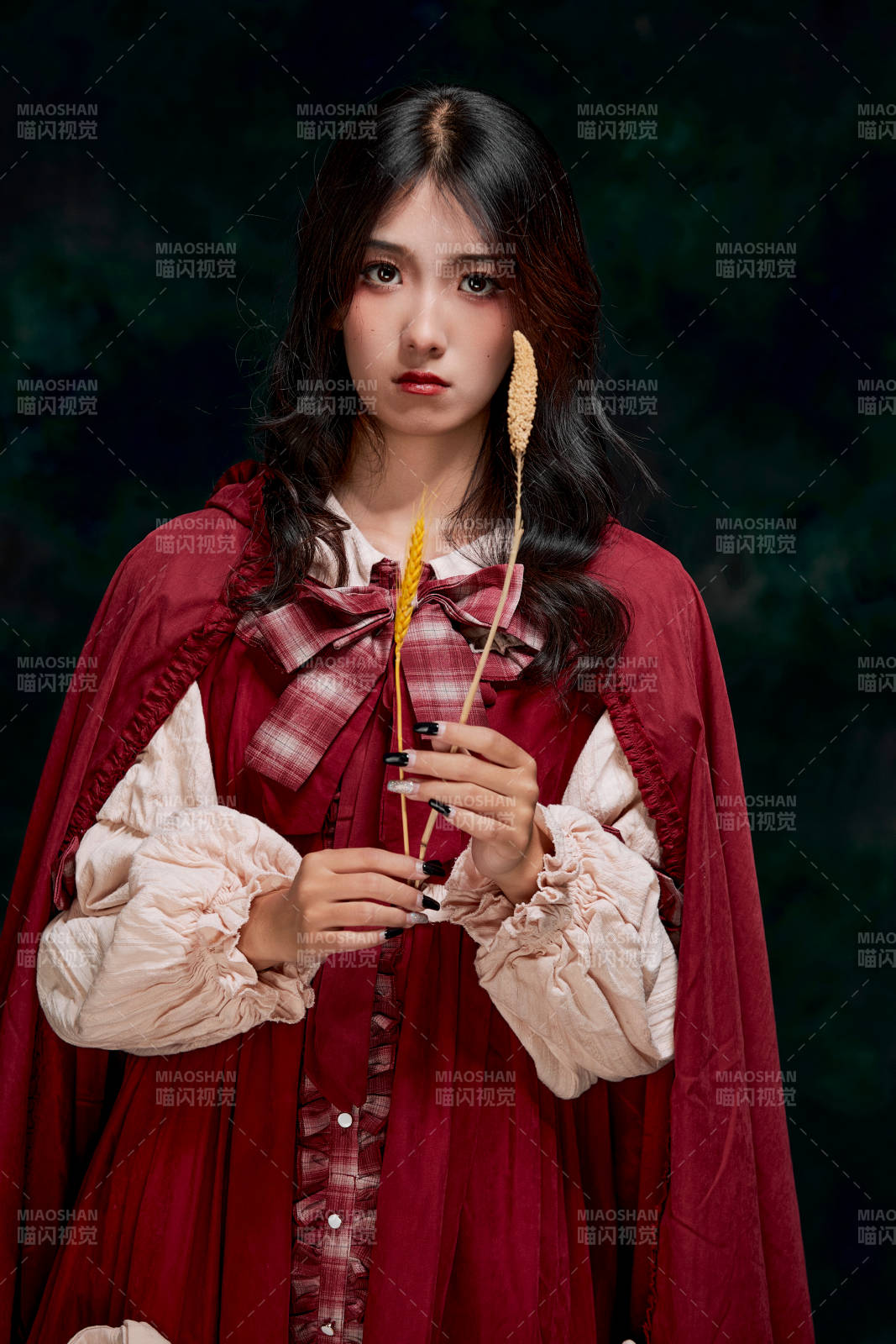 影棚內(nèi)角色扮演童話人物小紅帽的少女