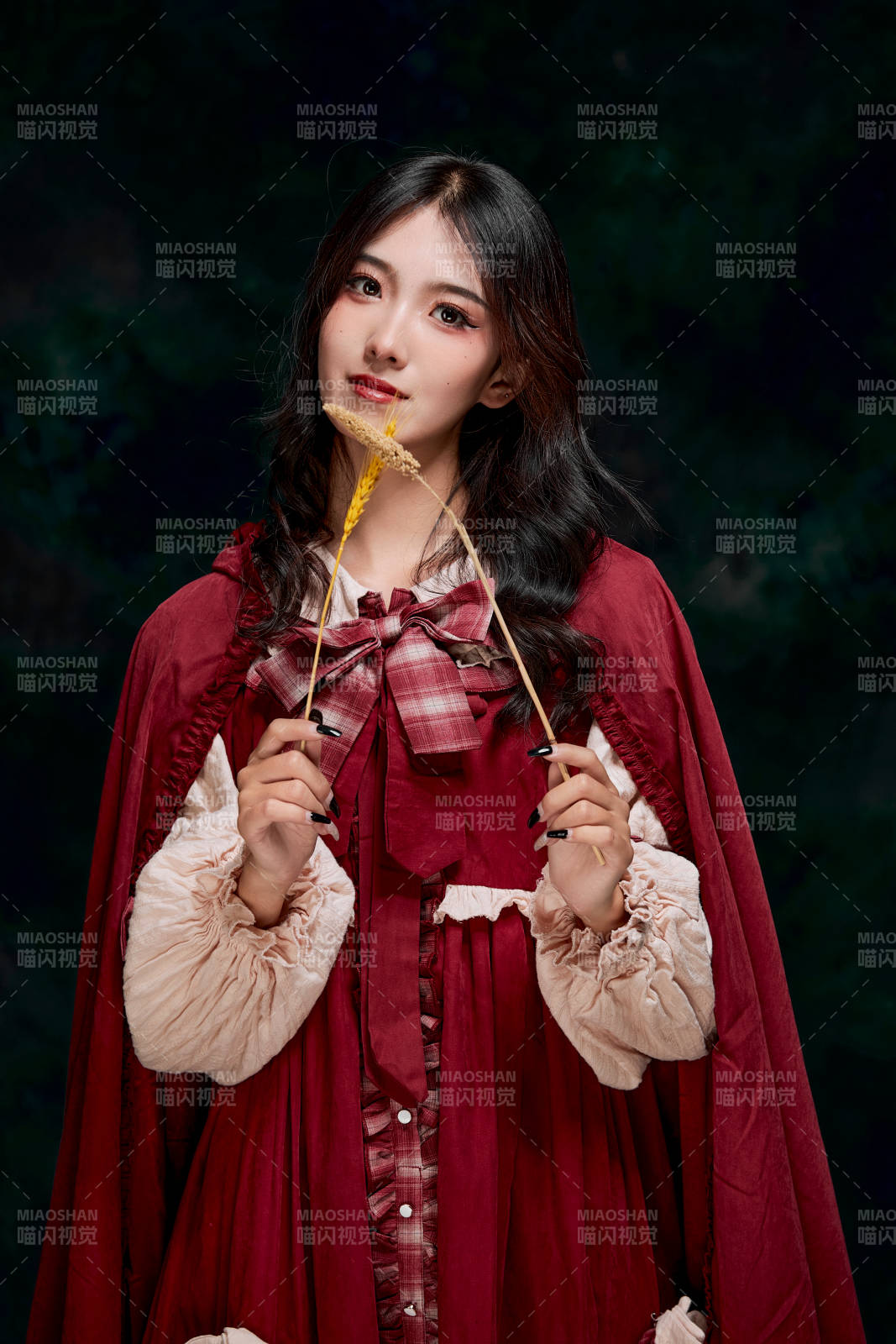 影棚內角色扮演童話人物小紅帽的少女