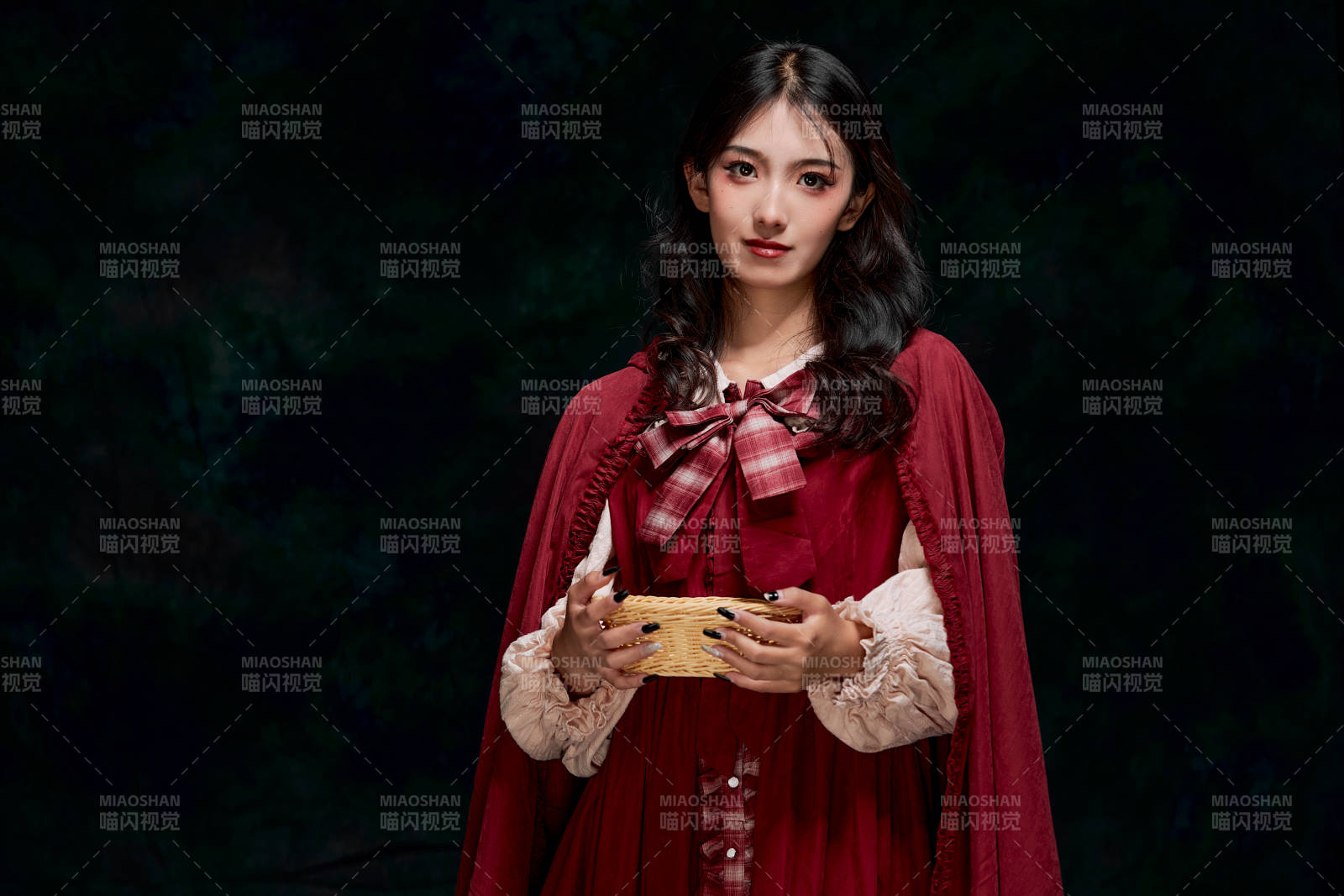 影棚內角色扮演童話人物小紅帽的少女