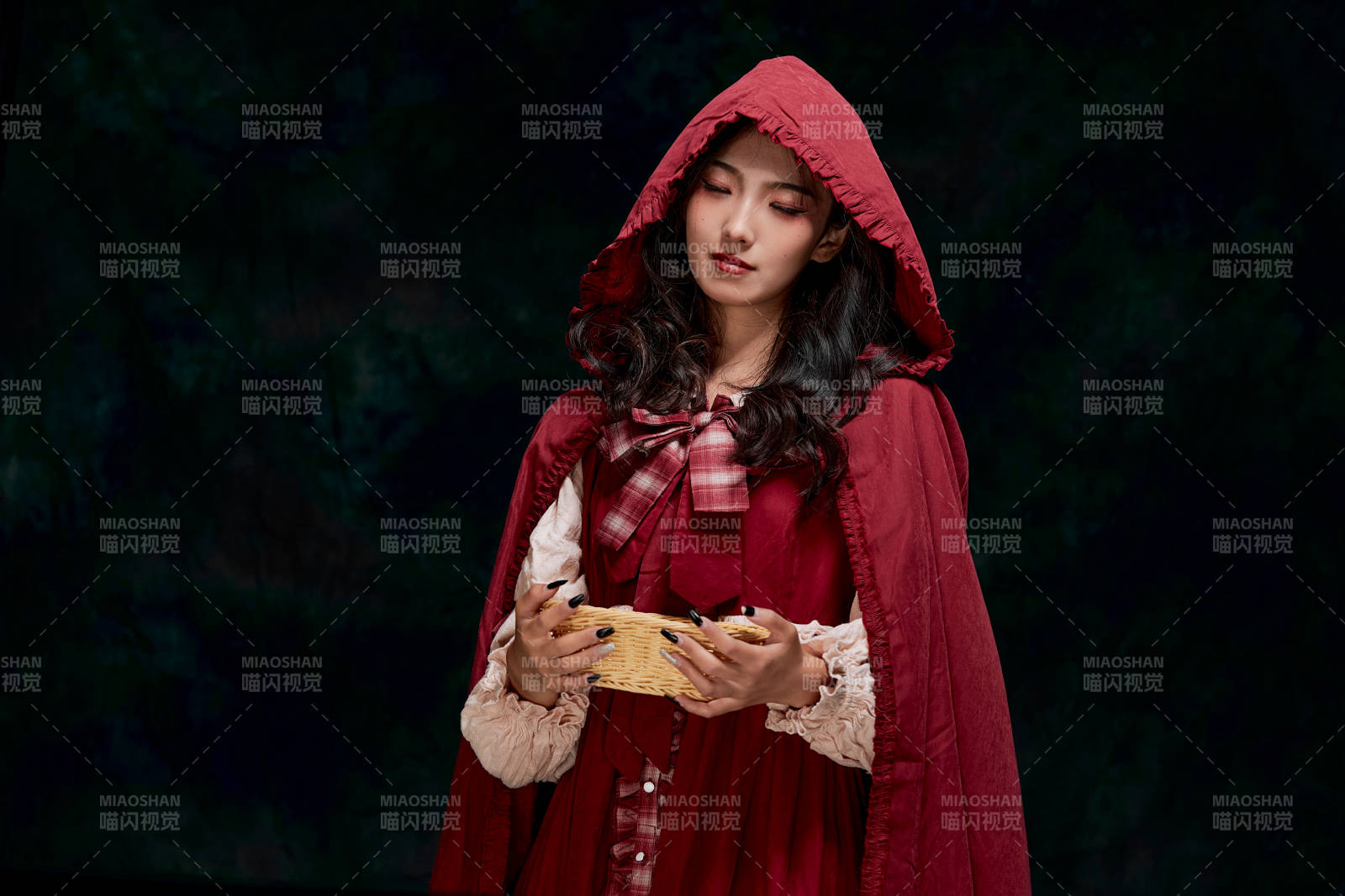 影棚內角色扮演童話人物小紅帽的少女