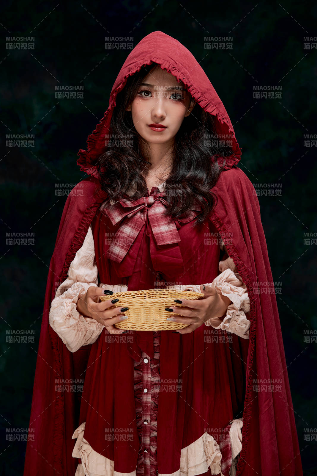 影棚內角色扮演童話人物小紅帽的少女