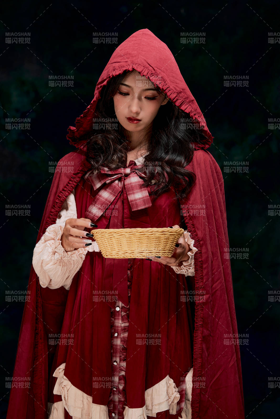 影棚內角色扮演童話人物小紅帽的少女