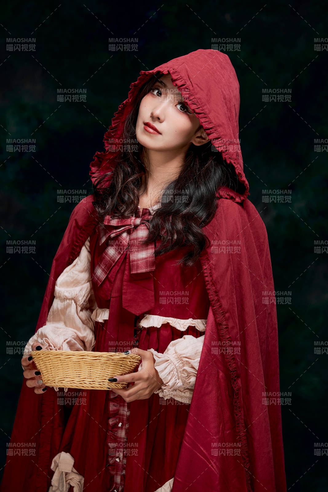 影棚內角色扮演童話人物小紅帽的少女