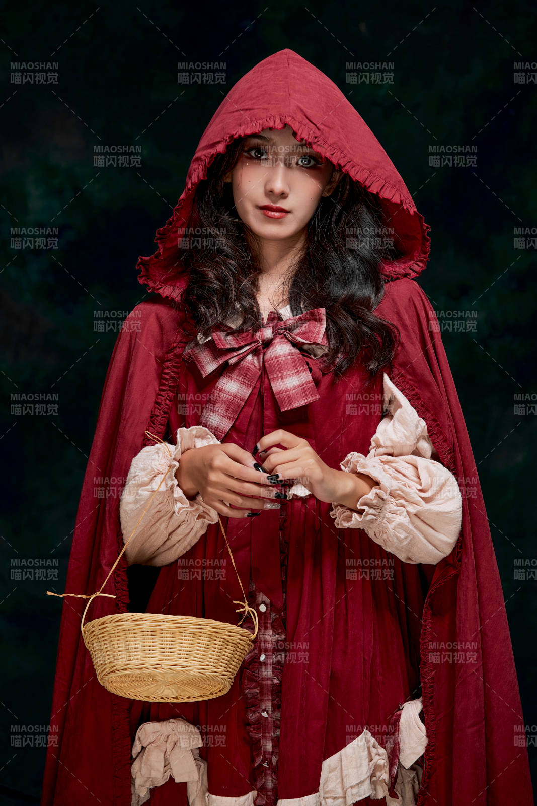 影棚內角色扮演童話人物小紅帽的少女