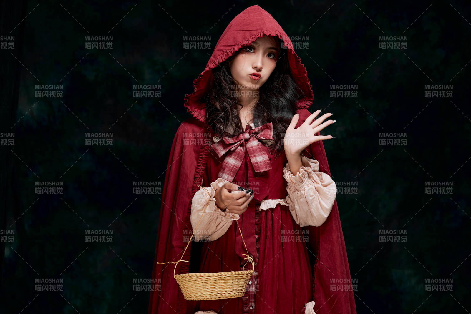 影棚內(nèi)角色扮演童話人物小紅帽的少女