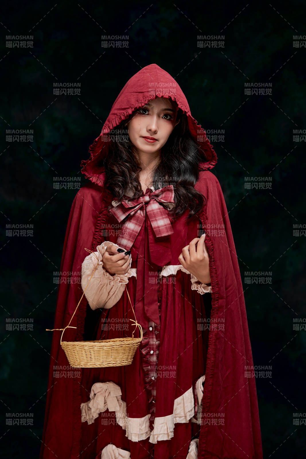 影棚內(nèi)角色扮演童話人物小紅帽的少女