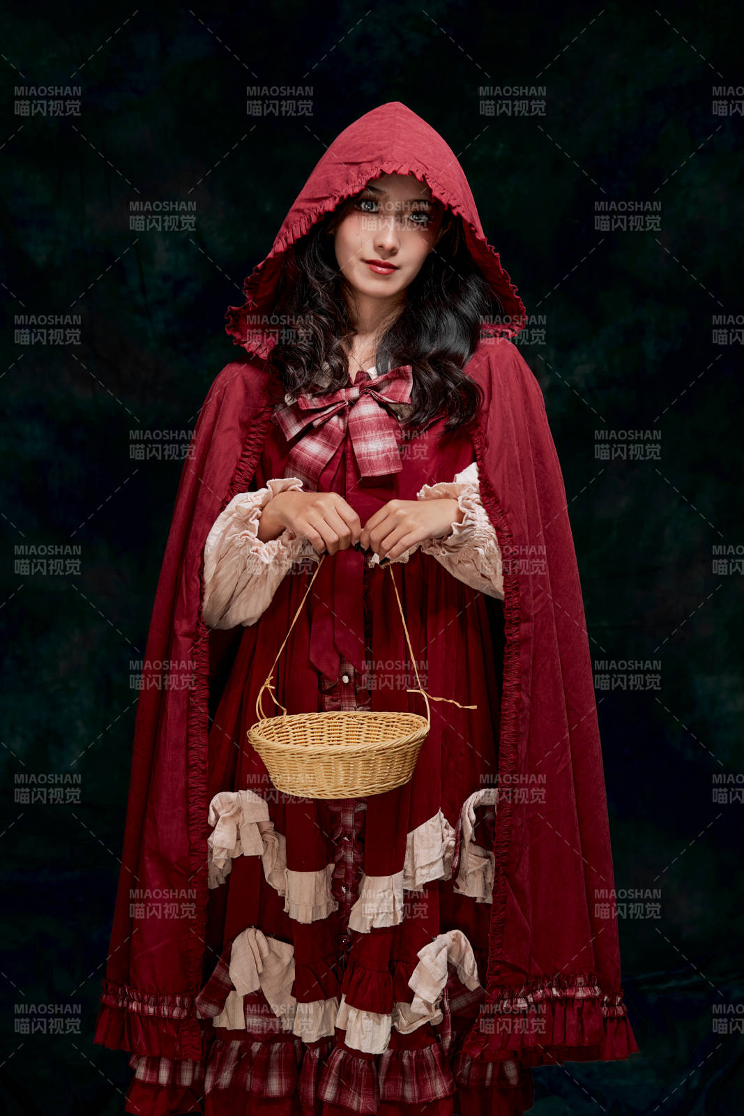 影棚內角色扮演童話人物小紅帽的少女