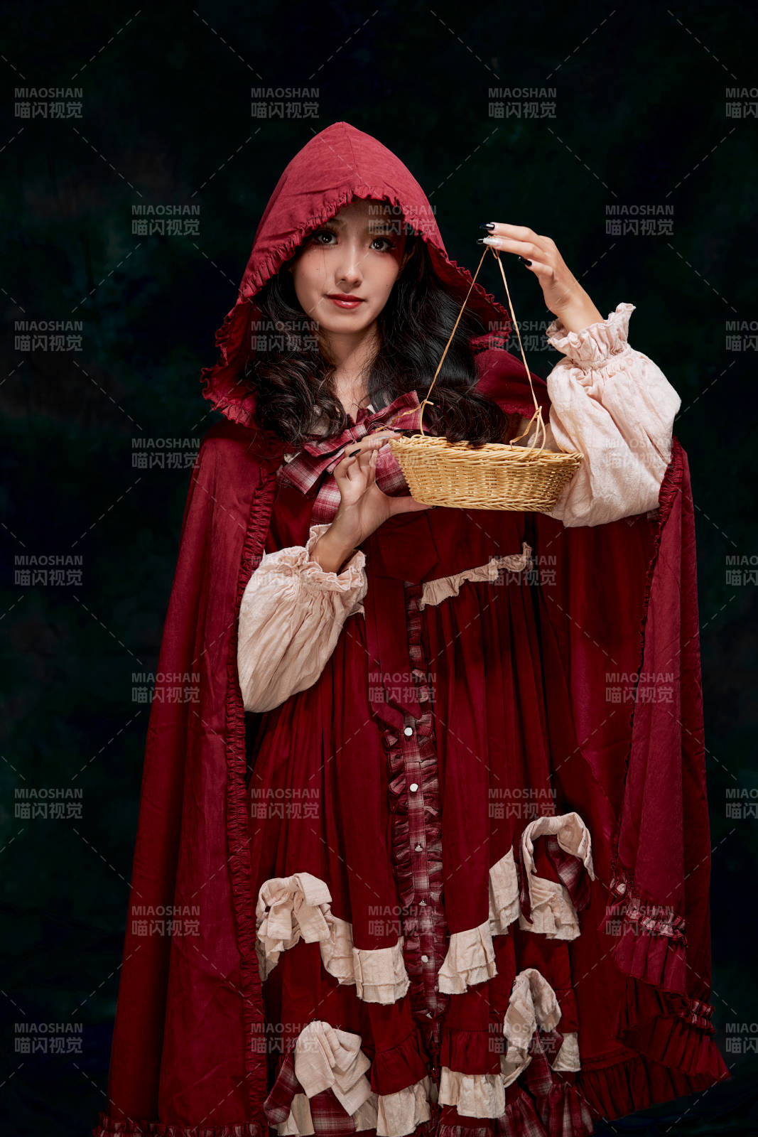 影棚内角色扮演童话人物小红帽的少女