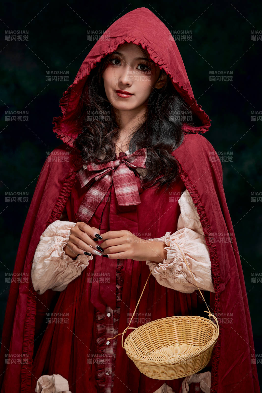 影棚内角色扮演童话人物小红帽的少女