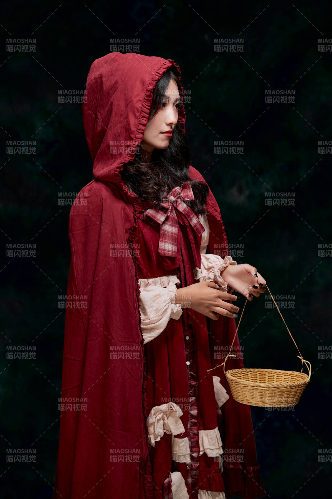 影棚内角色扮演童话人物小红帽的少女