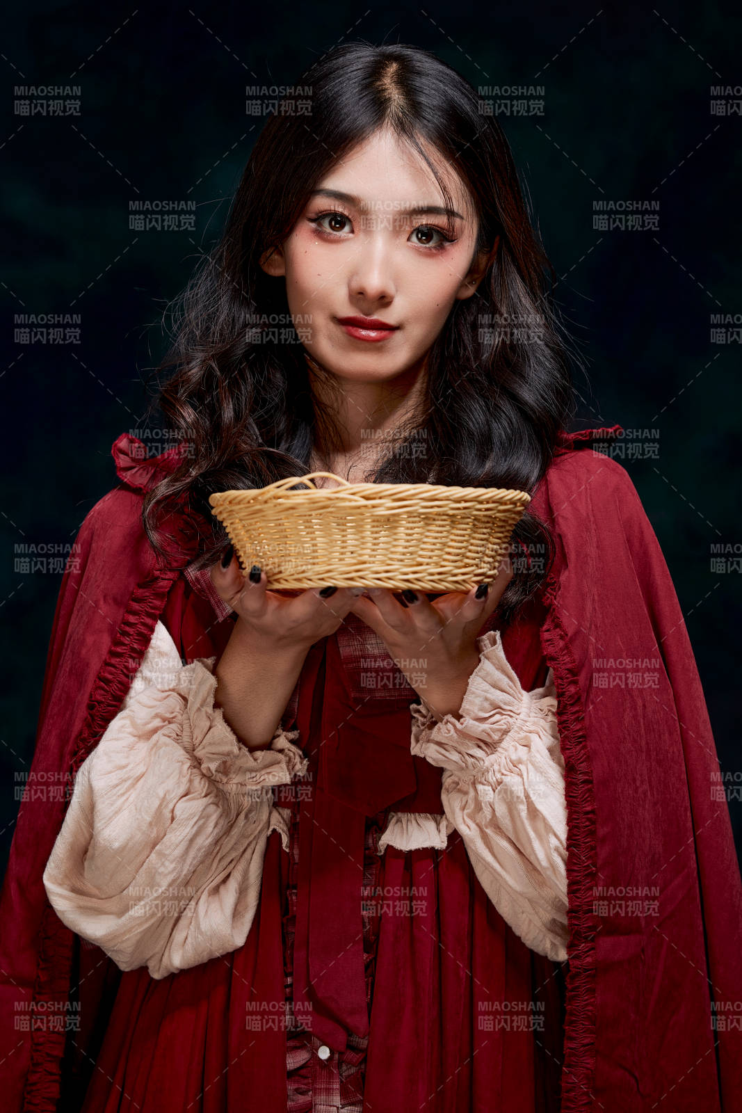 影棚內角色扮演童話人物小紅帽的少女