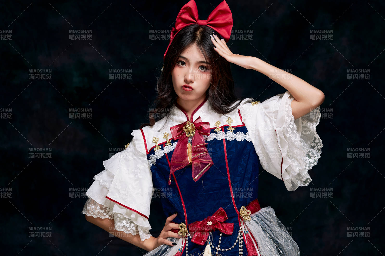 影棚內角色扮演白雪公主的少女洛麗塔