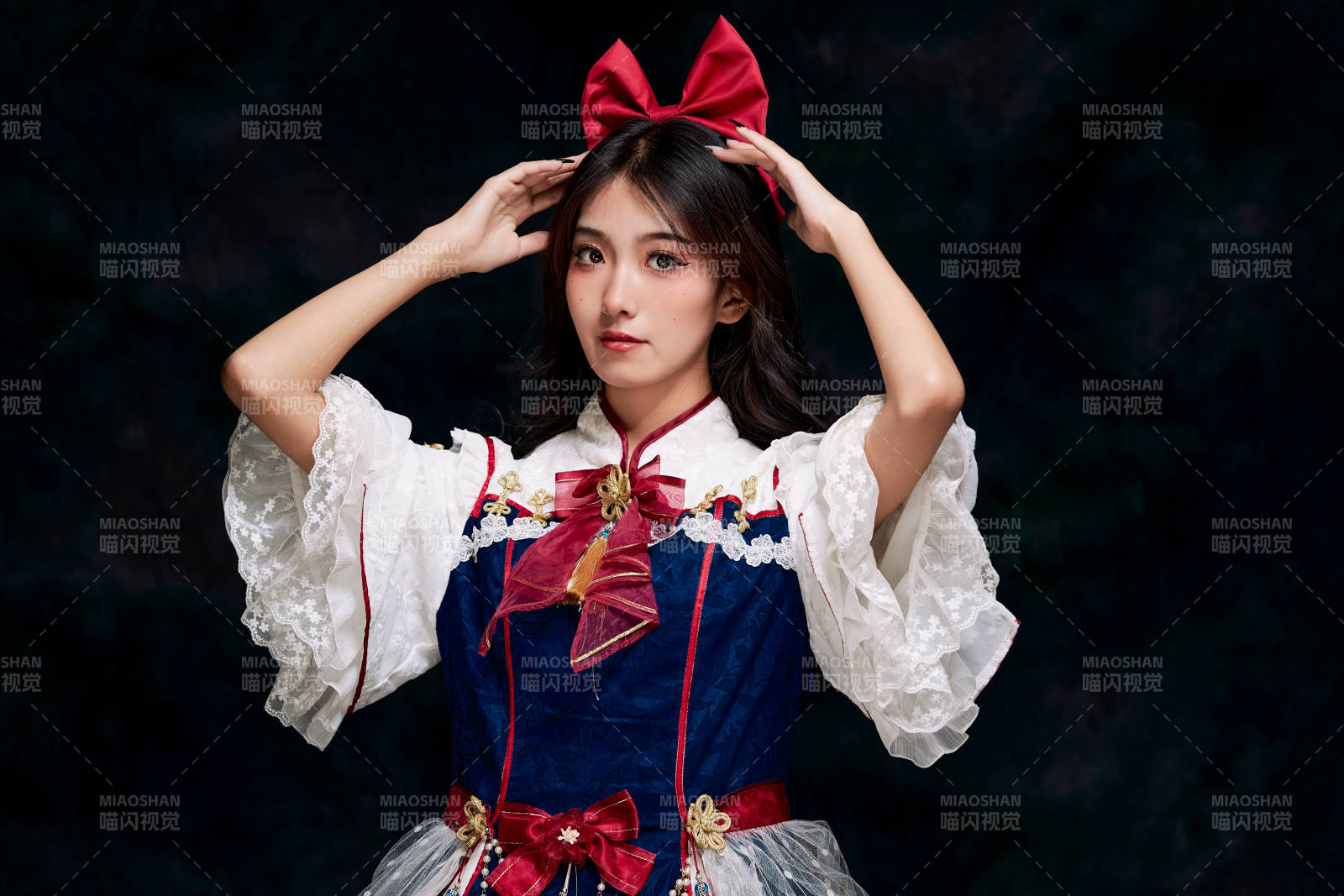 影棚內(nèi)角色扮演白雪公主的少女洛麗塔