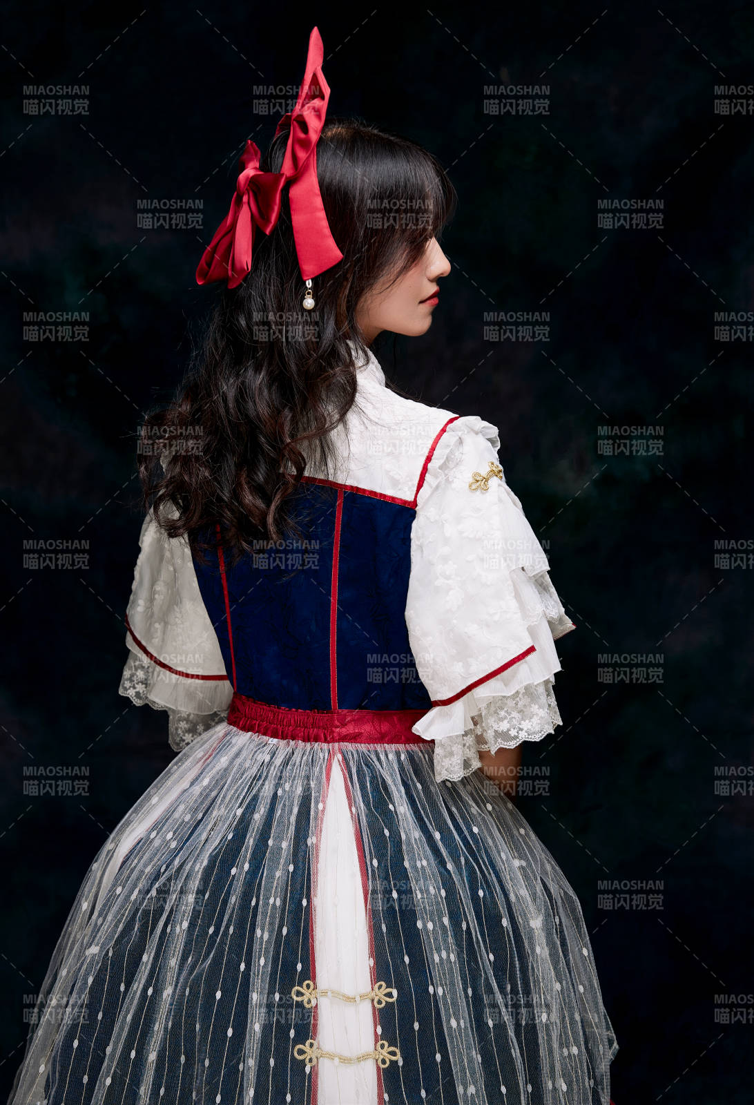 影棚内角色扮演白雪公主的少女洛丽塔