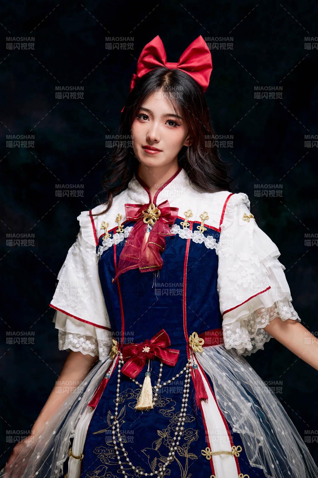 影棚內(nèi)角色扮演白雪公主的少女洛麗塔