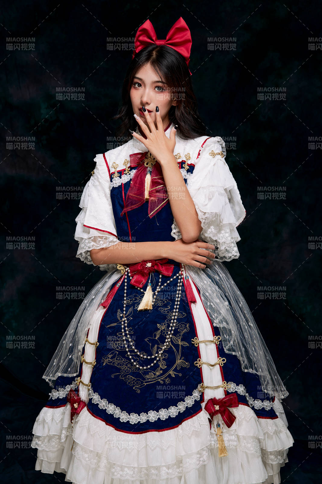 影棚內(nèi)角色扮演白雪公主的少女洛麗塔