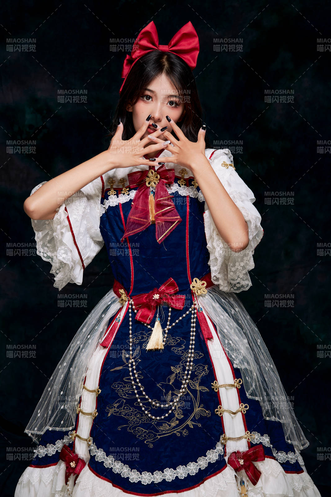 影棚內角色扮演白雪公主的少女洛麗塔