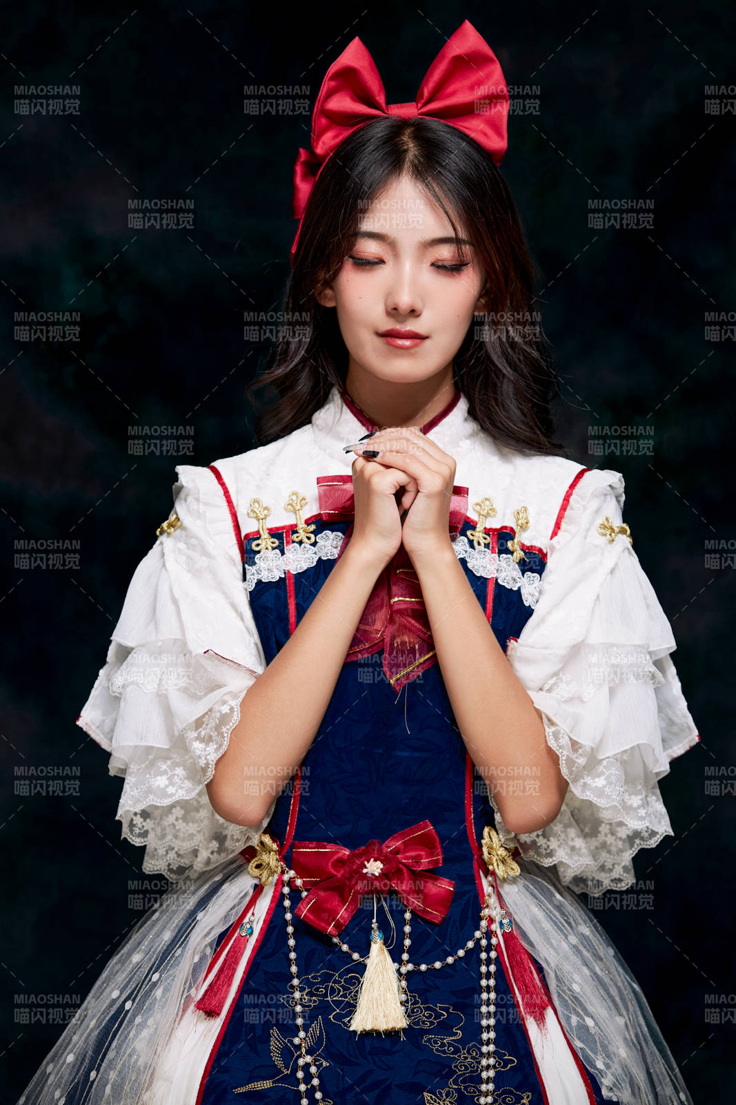 影棚內角色扮演白雪公主的少女洛麗塔