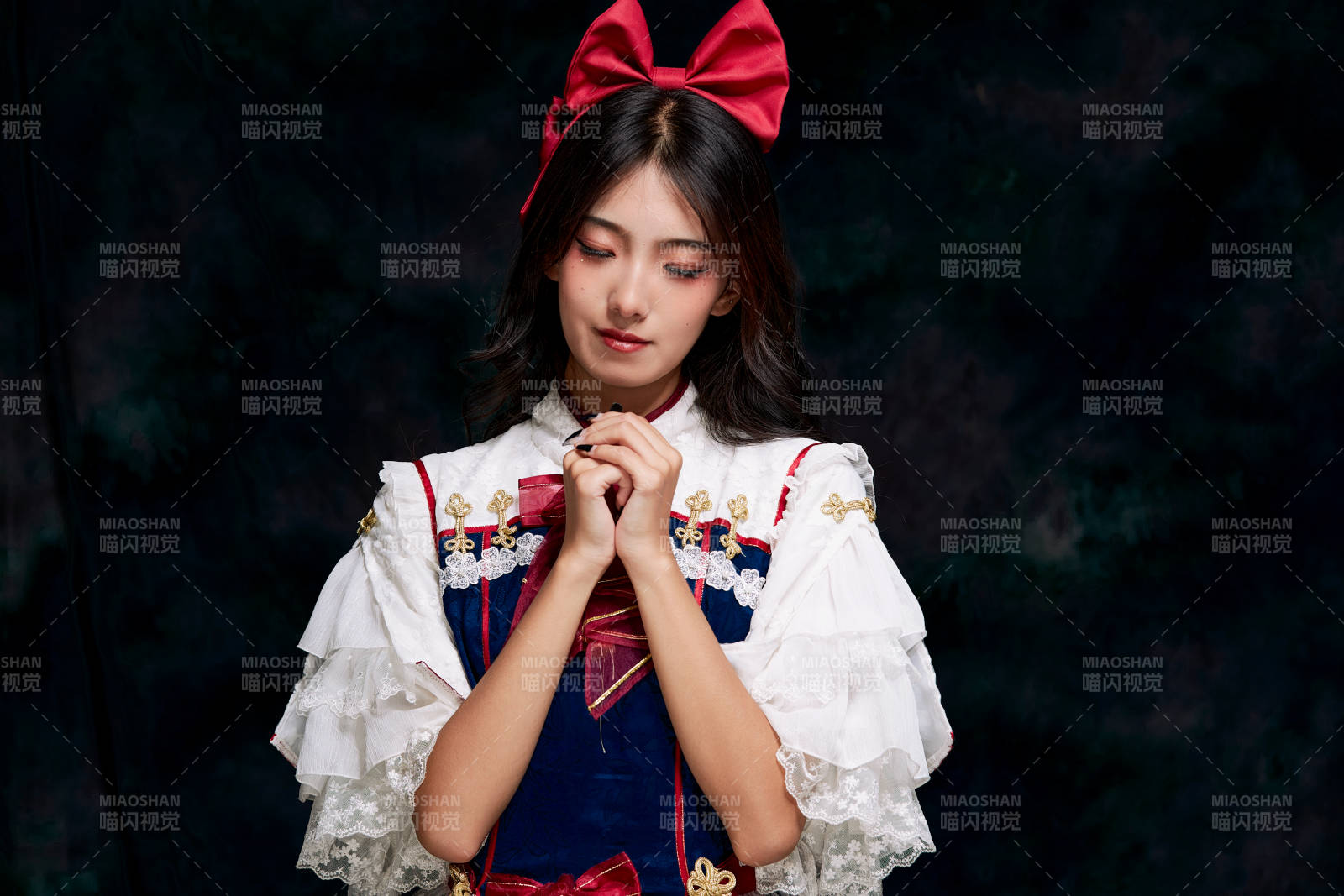 影棚內角色扮演白雪公主的少女洛麗塔