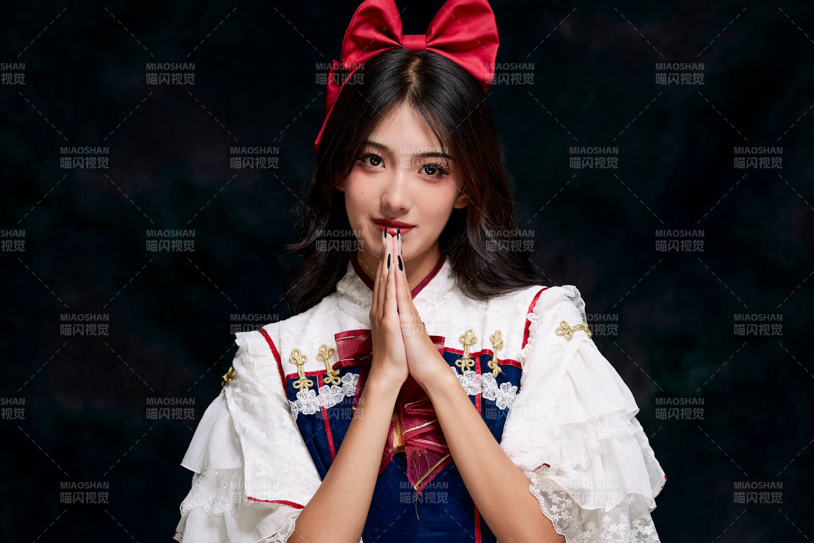 影棚內(nèi)角色扮演白雪公主的少女洛麗塔