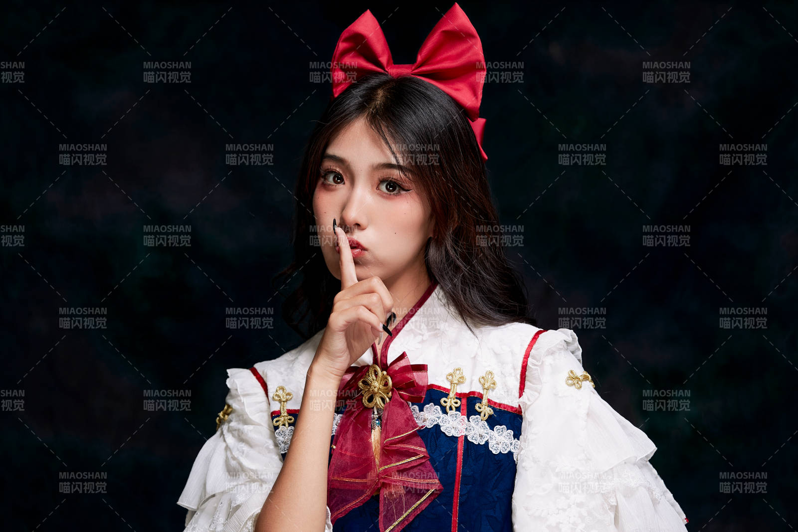 影棚內角色扮演白雪公主的少女洛麗塔