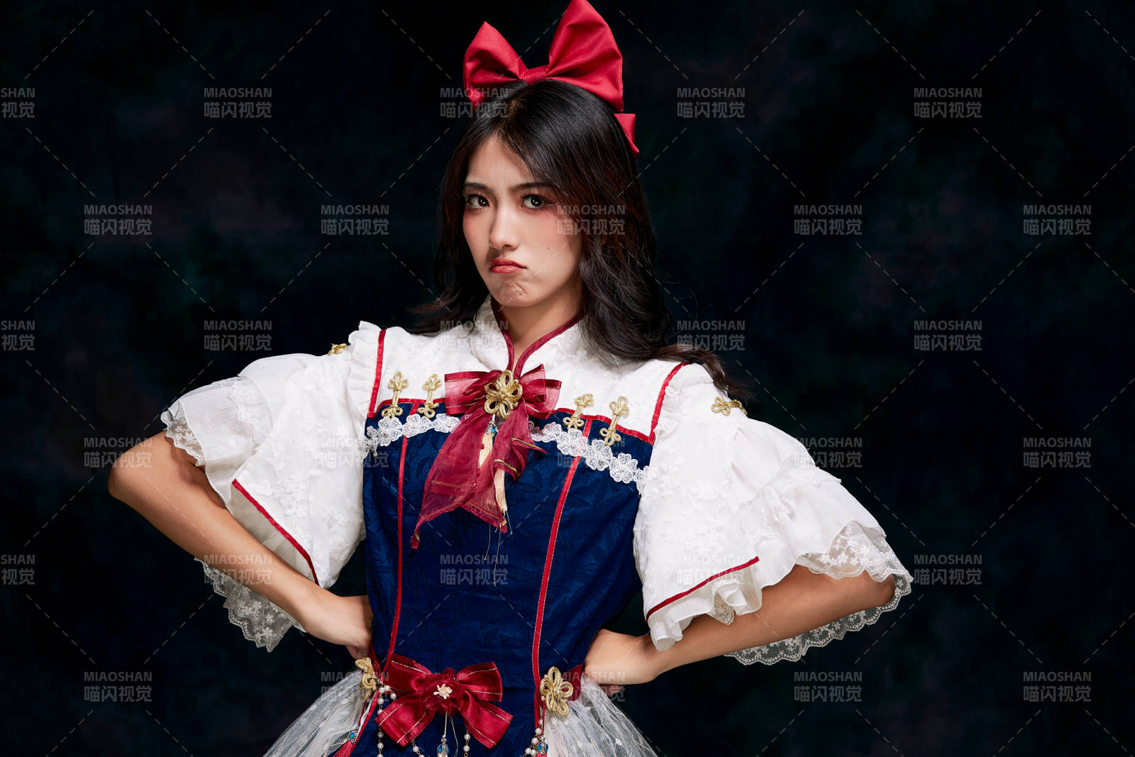 影棚內(nèi)角色扮演白雪公主的少女洛麗塔