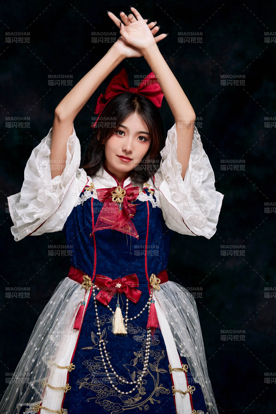 影棚內(nèi)角色扮演白雪公主的少女洛麗塔