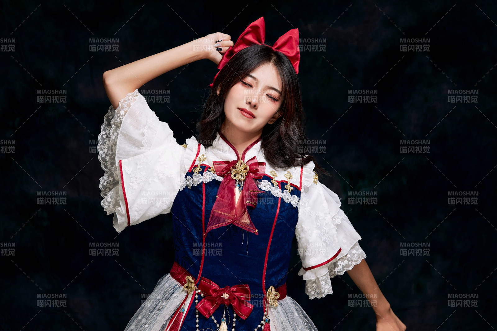 影棚內(nèi)角色扮演白雪公主的少女洛麗塔