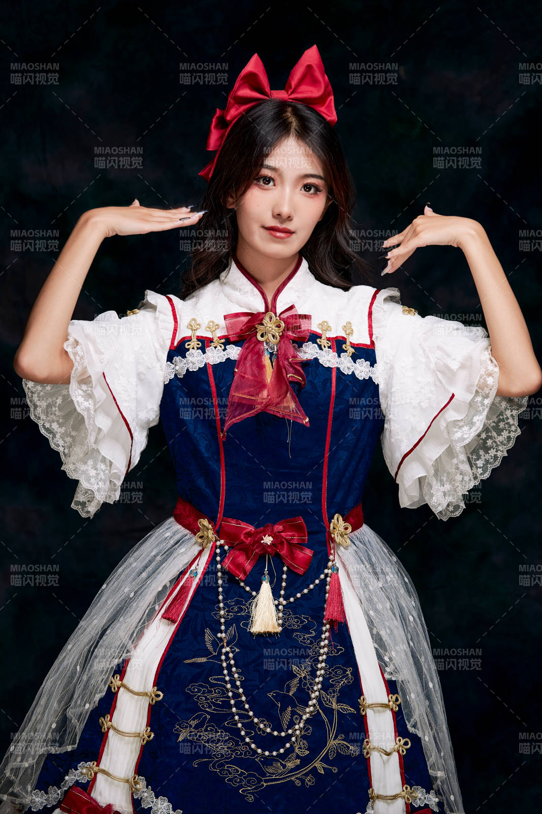 影棚內角色扮演白雪公主的少女洛麗塔