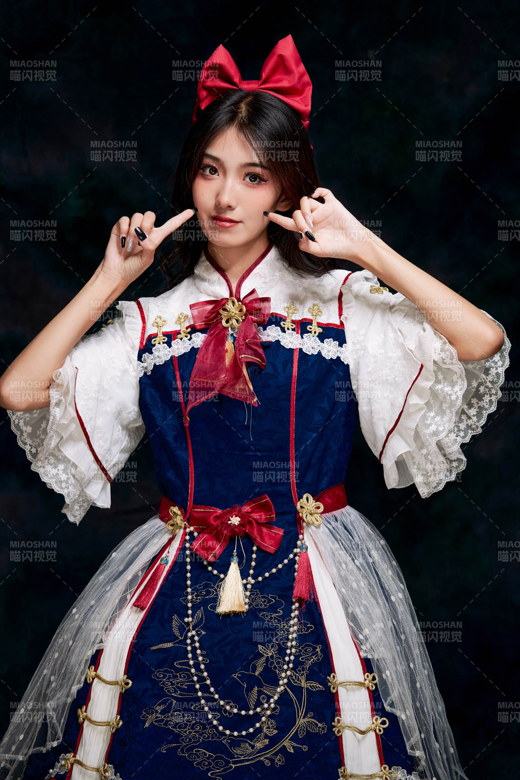 影棚內(nèi)角色扮演白雪公主的少女洛麗塔