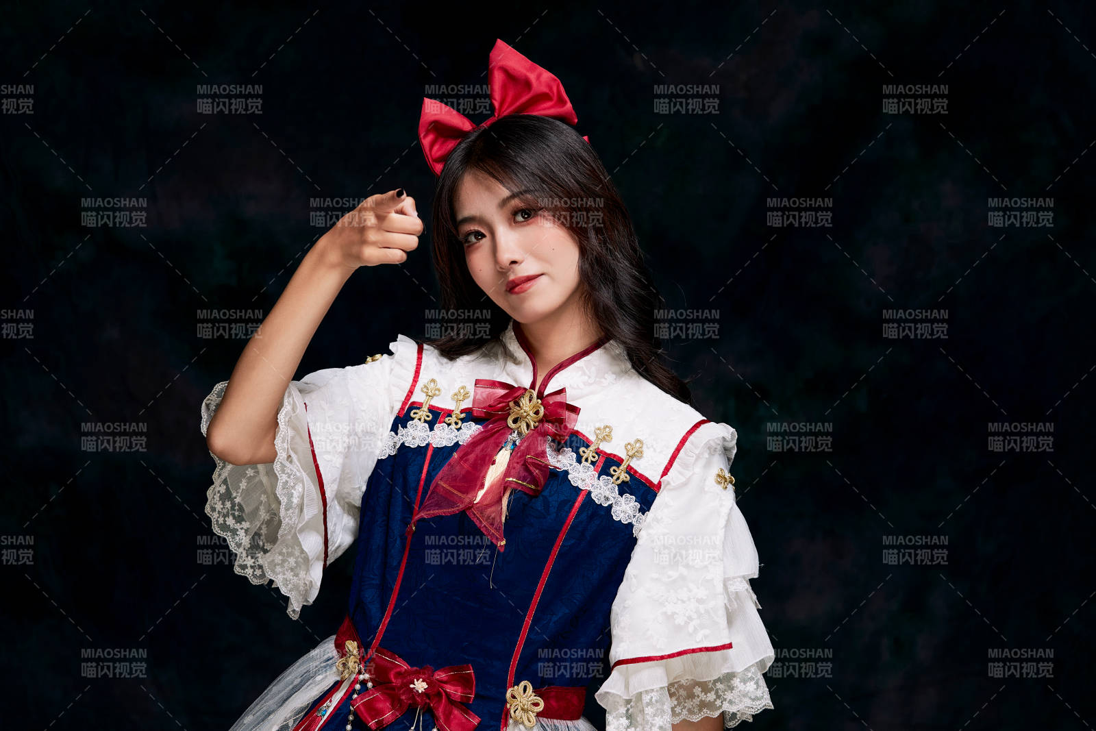 影棚內角色扮演白雪公主的少女洛麗塔