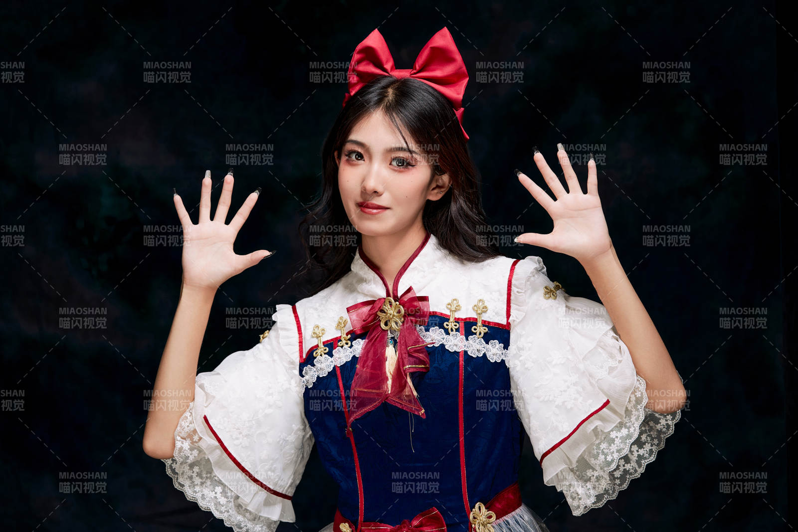 影棚內(nèi)角色扮演白雪公主的少女洛麗塔